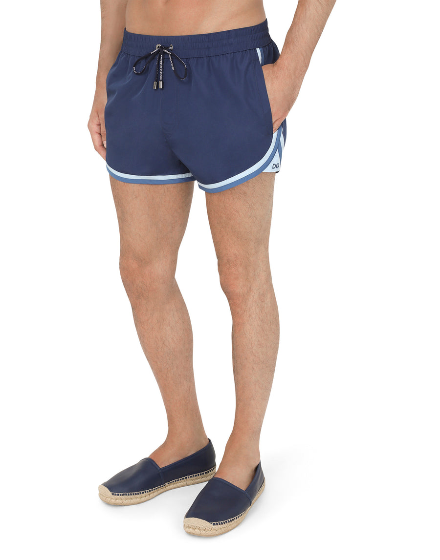 Short swim trunks with contrasting-colored trims