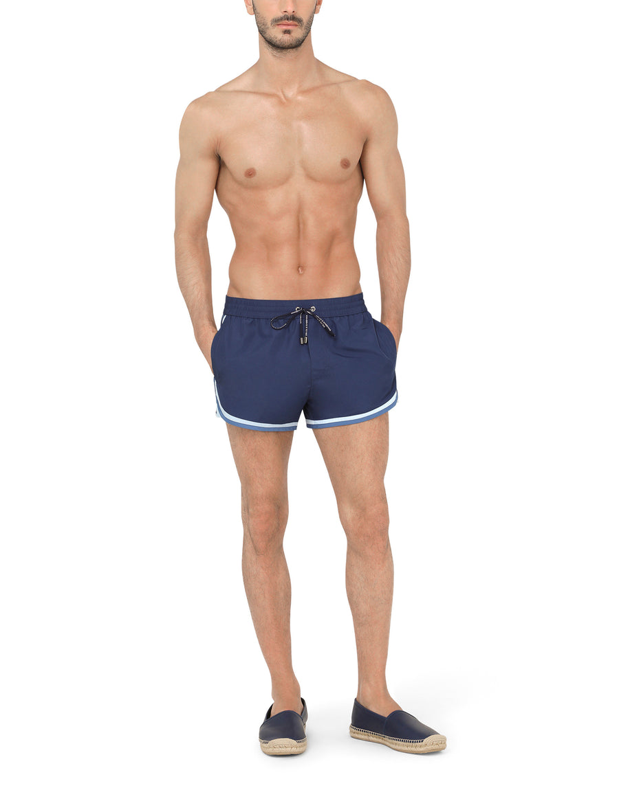 Short swim trunks with contrasting-colored trims